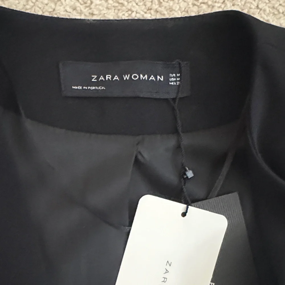 Zara Women's Black Blazer with Zipper Accents - Picture 4 of 5
